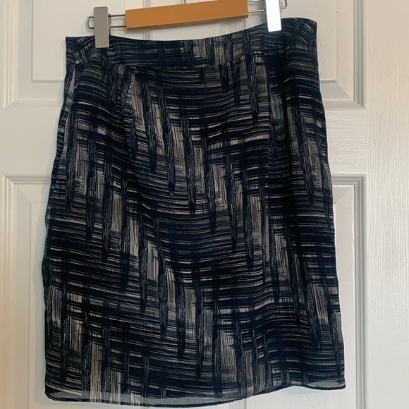 Ann Taylor LOFT Pleated Draped Skirt Women's
Size 8 Navy Black Grey Print Pretty - Picture 6 of 11